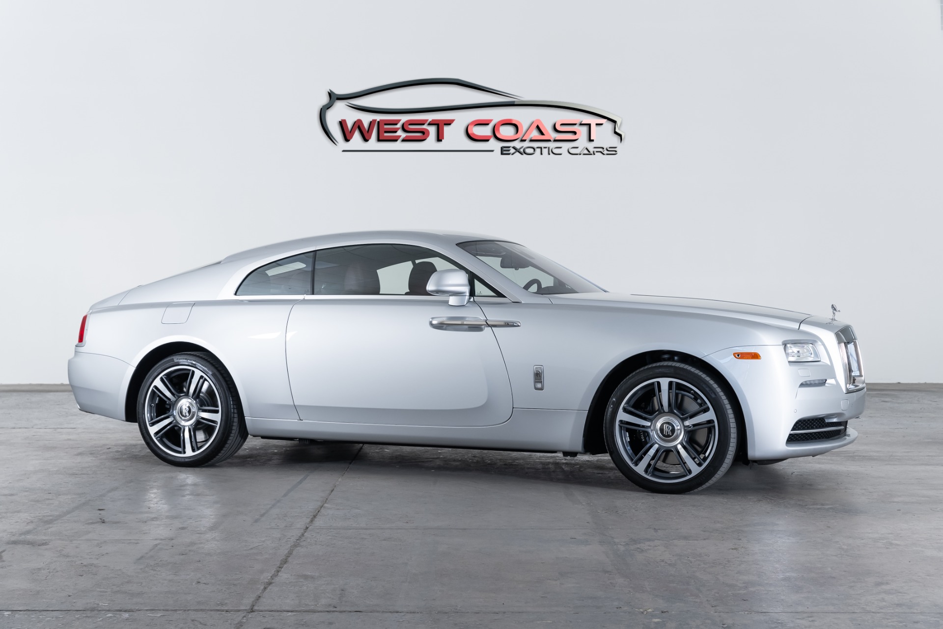 RollsRoyce Wraith hai tông màu độc đáo của đại gia y tế sở hữu cả McLaren  650S và Ferrari 488 GTB