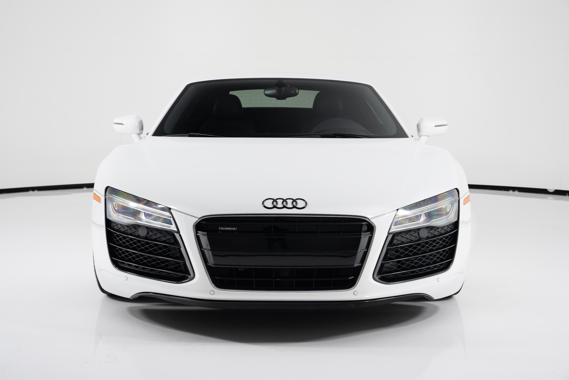 White Audi R8 V8