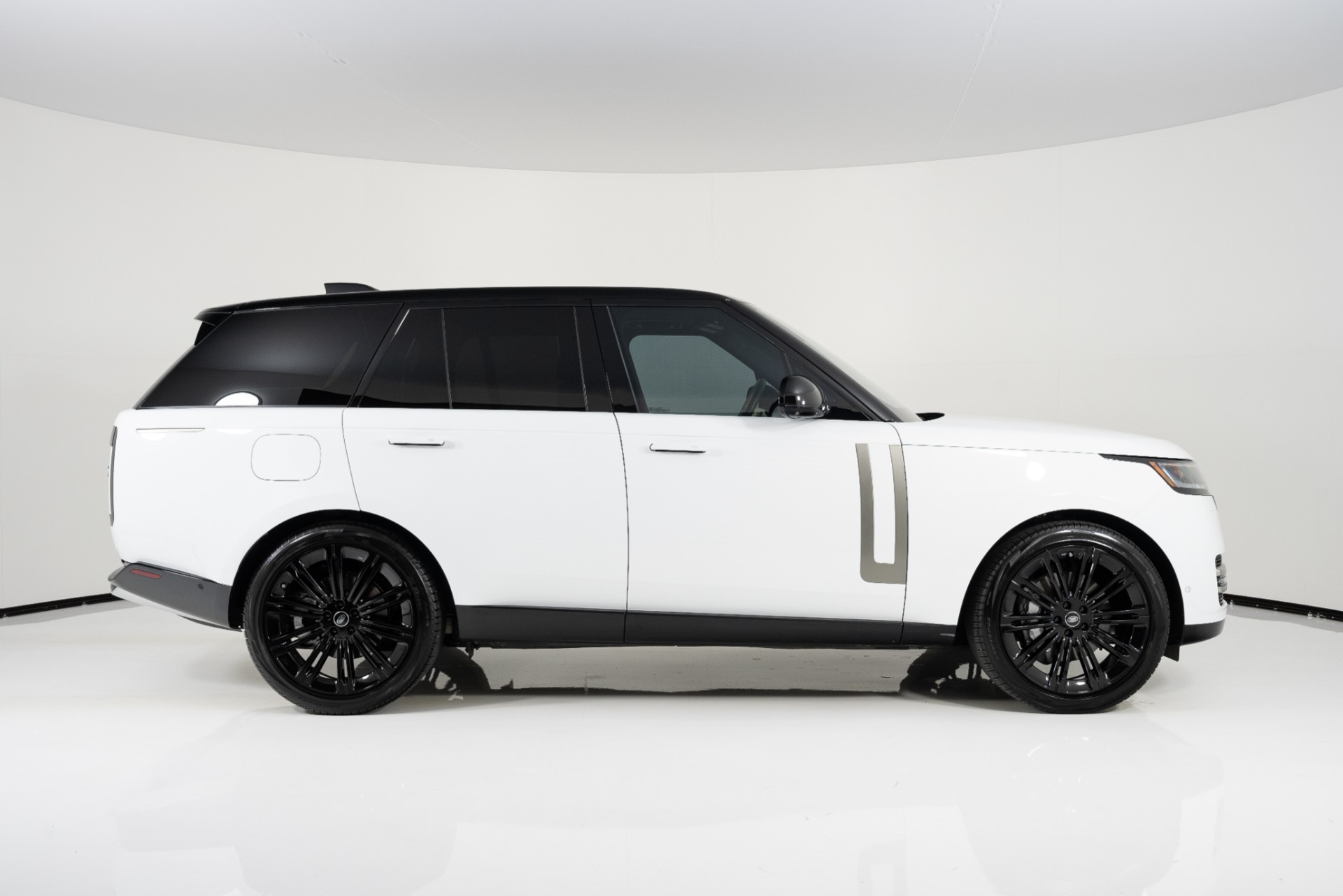 Range rover on sale white and black