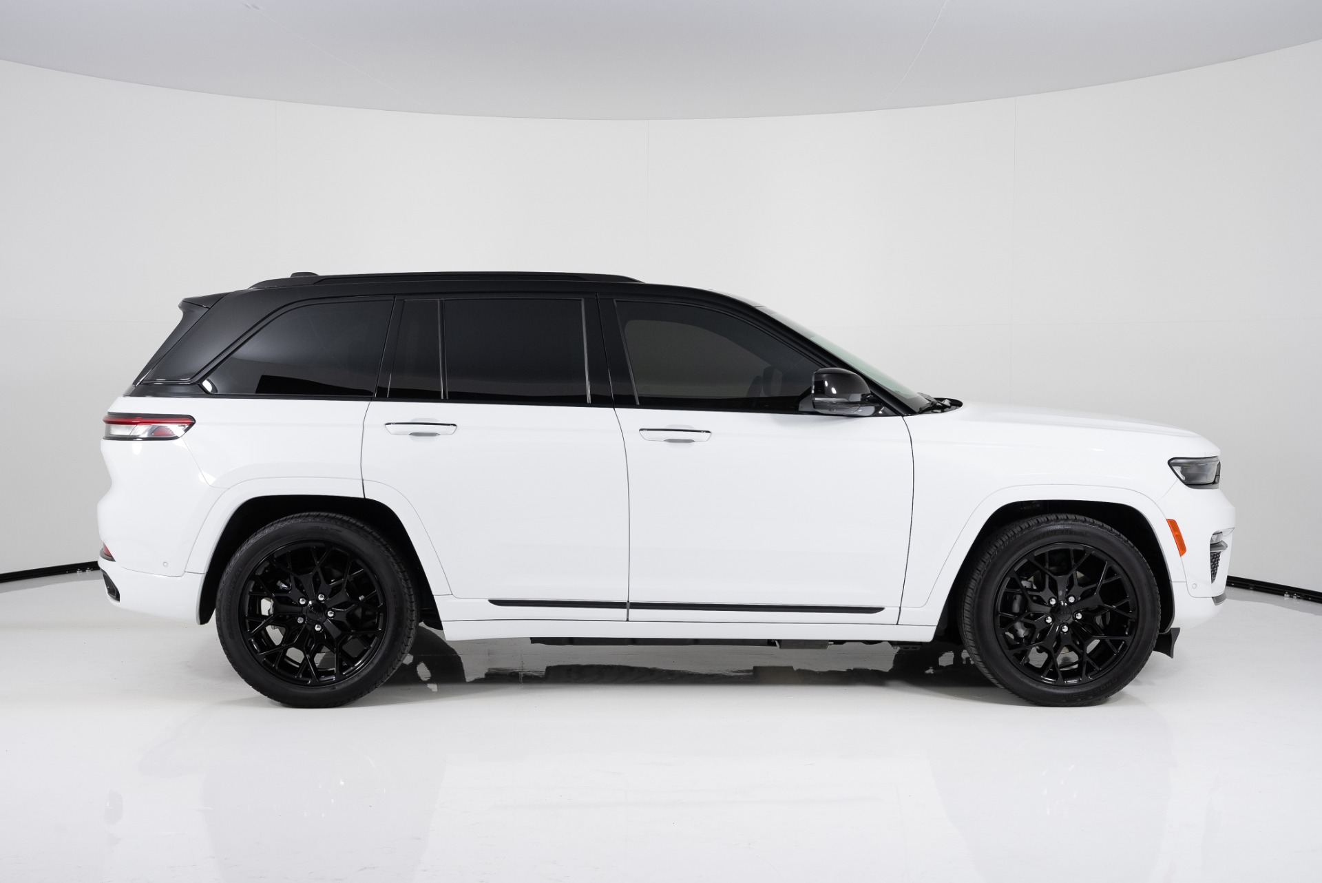 White jeep grand cherokee with black roof deals