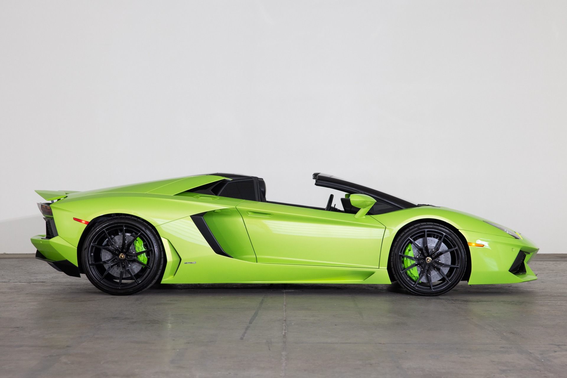 2024 Lamborghini Aventador Lp700 4 Roadster Green 2024-lamborghini-aventador-lp700-4-roadster-green