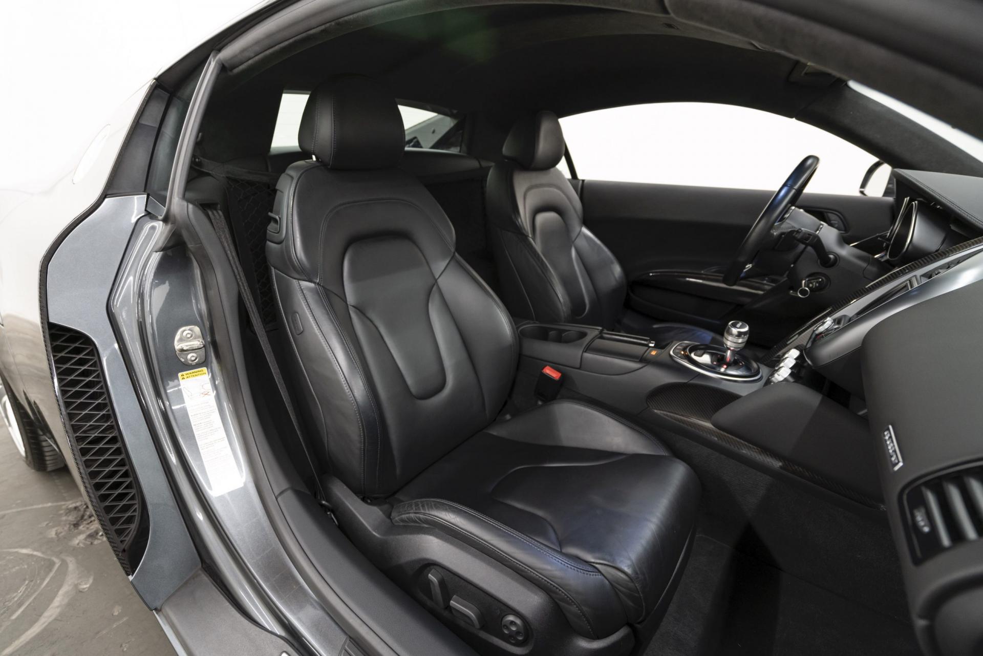 Audi R8 2009 Interior