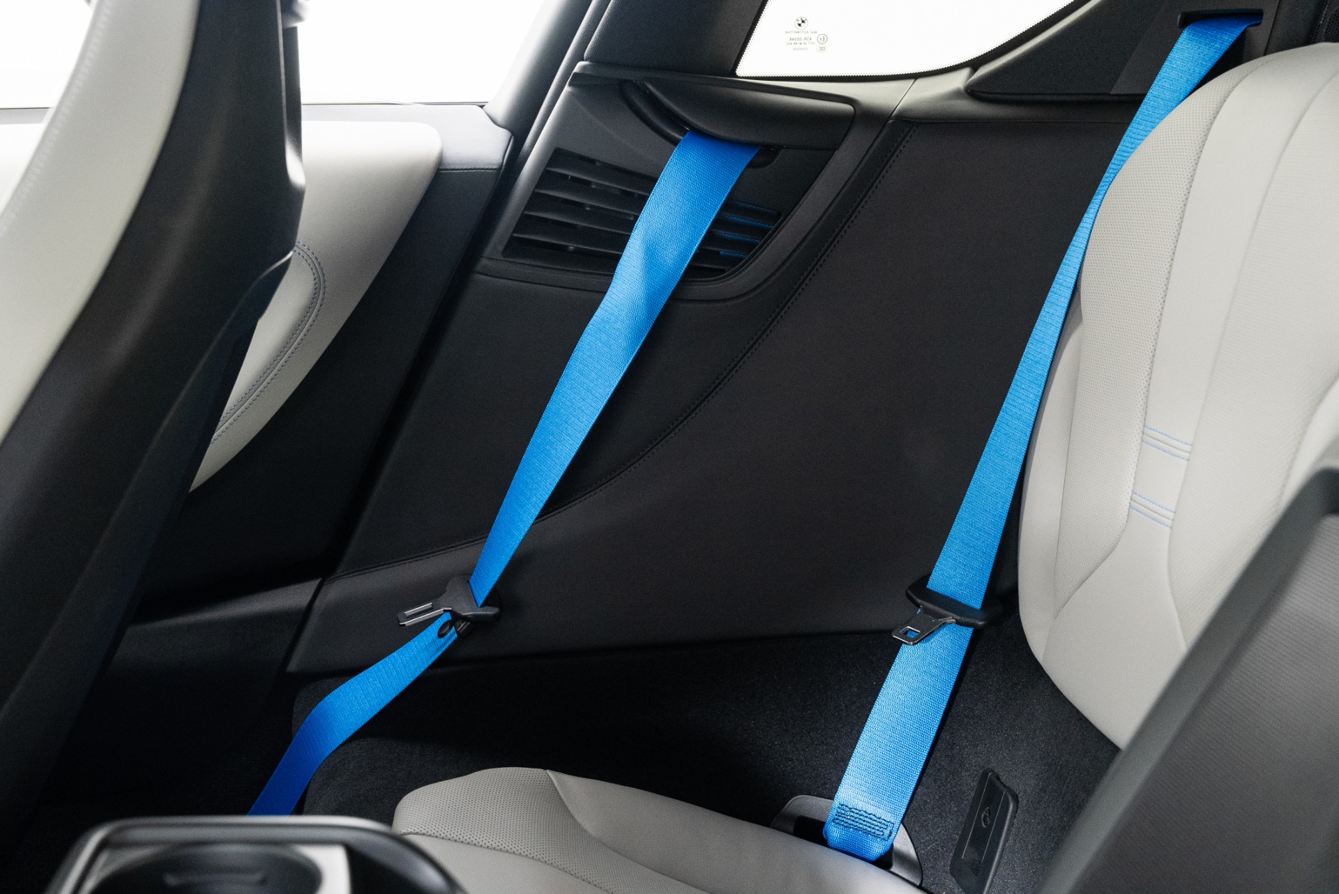 Bmw i8 seat belt outlet